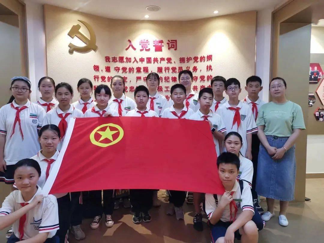 梦见血管里面有无数条像蚯蚓那么长的虫子在里面跑，还可以随时从手指里面爬出来。问大神是什么征兆？